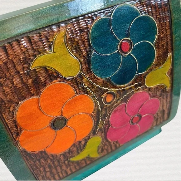 Small Handmade Polish Box with Carved Painted Lacquered Flowers - Picture 4 of 11